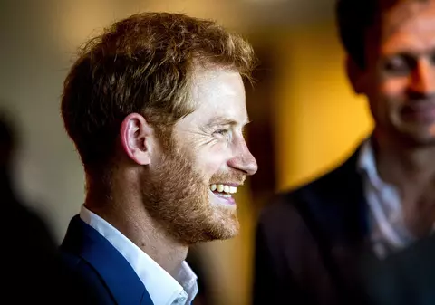 VIDEO | Prințul Harry a cântat câteva note pe scena unui teatru din Londra. Meghan Markle s-a aflat în public