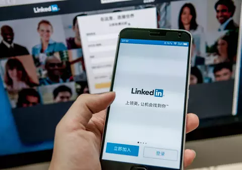 China recrutează spioni prin LinkedIn