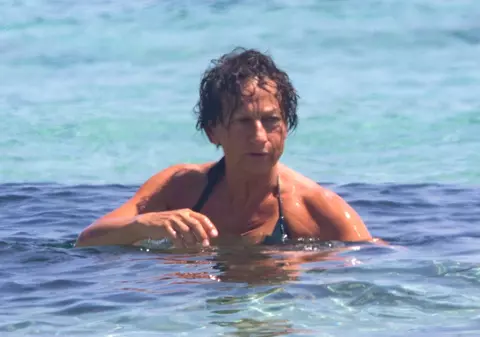 Cântăreața Gianna Nannini, topless la plajă. În sânii goi la peste 60 de ani | FOTO