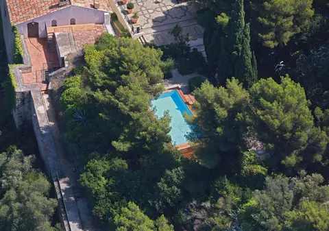 FOTO | Emmanuel și Brigitte Macron au construit o piscină de 34.000 de euro într-o fortăreaţă medievală