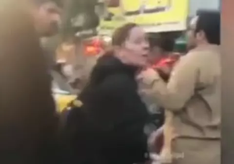 VIDEO | O femeie musulmană și-a tras hijab-ul de pe cap în fața unui cleric. Ce reacție a avut acesta