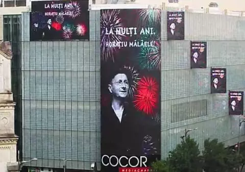 Surpriză pentru Horațiu Mălăele de ziua lui! Imaginea actorului, proiectată pe magazinul Cocor