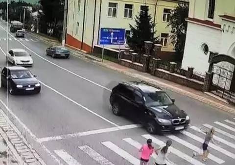 Imagini șocante de la accidentul mortal, provocat de șeful Direcției Silvice Suceava. O fetiță de 12 ani a fost spulberată pe trecerea de pietoni / VIDEO
