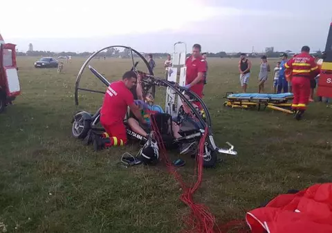 Doi tineri au căzut cu o parapantă cu motor, în apropiere de Ocna Sibiului