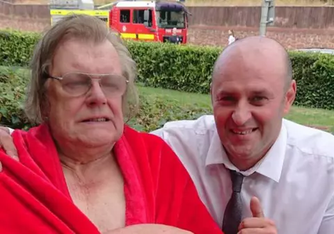 Un român, erou în Anglia, după ce a intrat într-o casă în flăcări și a salvat un bătrân de la moarte