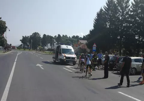 Patru bicicliști adolescenți au fost loviți de o mașină, la Zărnești. Șoferița nu s-a asigurat la intrarea într-o parcare
