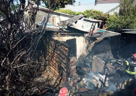 Incendiu la Brăila, după ce o femeie a pus vinete la copt. Patru case au fost mistuite de flăcări
