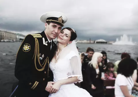 EXCLUSIV/ O româncă trăiește într-un oraș-bază militară de la Polul Nord. ”Când am auzit prima oară sirena de pericol nuclear, am închis toate geamurile și am zis Tatăl Nostru. Apoi m-am obișnuit. Pot împacheta rapid, toată casa îmi încape în trei genți”