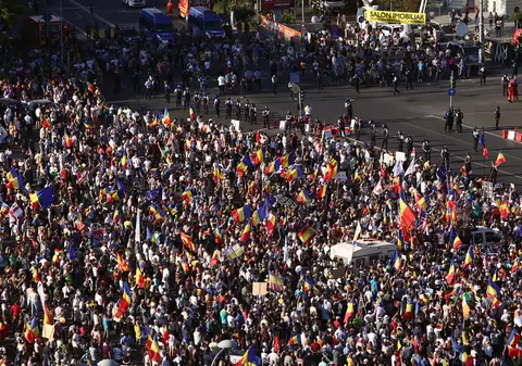 Apelul Jandarmeriei pentru oamenii aflați în Piața Victoriei. “Nu veniți cu copiii”