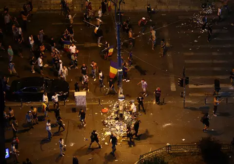 Mesajul emoționant al unei tinere, pentru tatăl ei rănit grav în timpul violențelor din Piața Victoriei. Imaginea care a stârnit revoltă