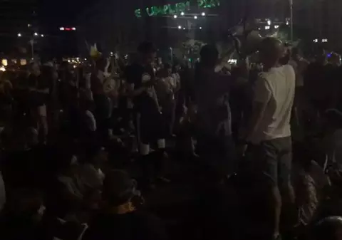 VIDEO/ Atmosferă pașnică și cântece în Piața Victoriei. Protestatari au cântat „Acolo este țara mea” și „Imnul golanilor”