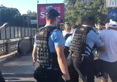VIDEO/ Primele incidente între protestari și jandarmi, în Piața Victoriei. Bărbat ridicat pentru că a criticat intervenția de vineri seară