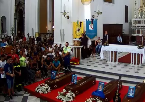 FOTO & VIDEO | Mii de oameni au asistat la înmormântarea unor tineri care au pierit în tragedia din Italia. Familiile lor boicotează funeraliile de stat