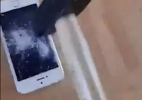 VIDEO | Turcii își distrug iPhone-urile la cererea lui Erdogan