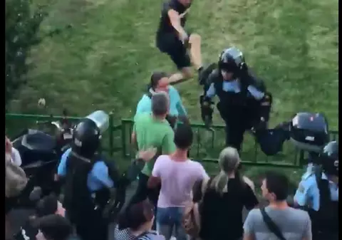 VIDEO/ Jandarm lovit de un individ la mitingul diasporei. Momentul a fost filmat și are peste un milion de vizualizări