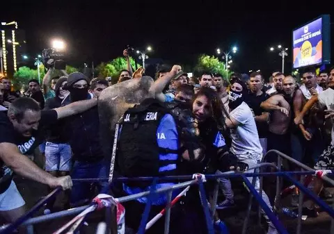 Mihail Bumbeş, unul din oamenii care au făcut scut în jurul femeii jandarm bătute: "Era normal să încercăm să-i salvăm"