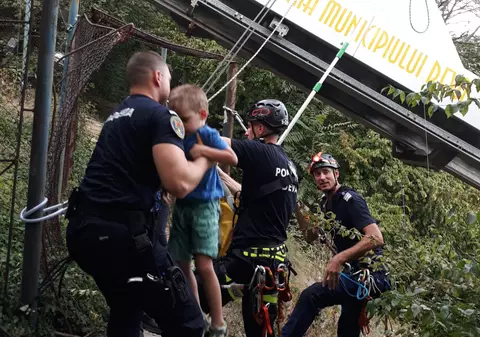 19 persoane blocate în telecabina de la Deva