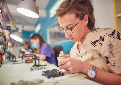 Moda la stomatolog. Tinerii dau și câte 10.000 de lei pentru fațetele dentare