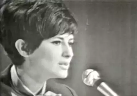 Prima câștigătoare din România a Cerbului de Aur arată senzațional la 72 de ani. Luminița Dobrescu, o apariție de zile mare pe străzile din Brașov | FOTO