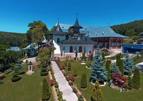 FOTO/ Deținuți din Vaslui, duși în pelerinaj la o mănăstire. Condamnații s-au recules în ajunul Sfintei Marii