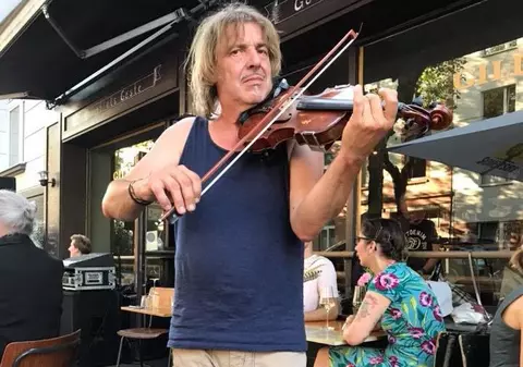 VIDEO/ Mani Neumann cântă pe stradă, în Germania. Muzicianul a făcut parte din trupa Phoenix