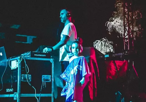 EXCLUSIV/ Cel mai cunoscut DJ român, Manuel Riva, a mixat pe scenă cu fetița sa de 5 ani