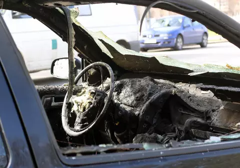 Un șofer beat care a făcut un accident în Neamț a vrut să fugă, dar i-a luat foc mașina