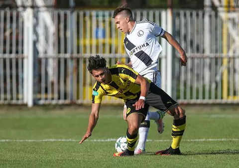 Revenire miraculoasă. Un junior de la Borussia Dortmund a jucat din nou fotbal, la doi ani după ce medicii i-au spus că nu va mai putea merge / VIDEO