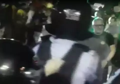 Medicul pensionar care a povestit cum a fost bătut de jandarmi, filmat în timp ce atacă forțele de ordine / VIDEO