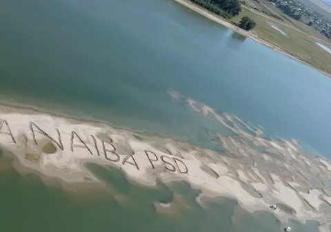 Mesajul „La naiba, PSD”, scris pe o insulă formată pe Dunăre, la Galați / VIDEO