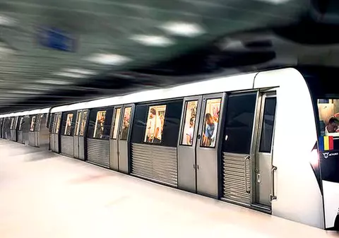 Tentativă de sinucidere la metrou! Pompierii au scos un tânăr de 18 ani de sub garnitură