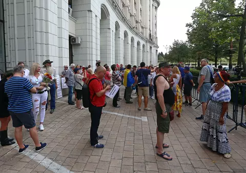 VIDEO / Zeci de persoane, la mitingul „Respect Jandarmeria Română”, în Piața Constituției