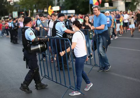 VIDEO/ Discuție între un jandarm și protestatari despre intervenția violentă de vineri seară