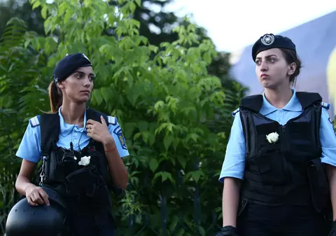 FOTO/ Jandarmi ajutați de protestatari să mute garduri, jandarmi care primesc flori de la protestatari. Imagini incredibile surprinse de fotoreporterul Libertatea