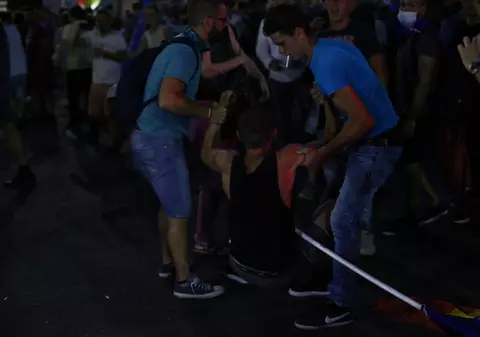 Trei dintre cei care au bătut-o pe femeia-jandarm în Piaţa Victoriei au fost prinși. Unul dintre ei încerca să fugă din țară