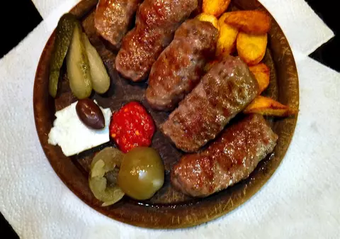 Ce cantitate de sare se găsește în carnea de mici. Variază, de la un producător la altul