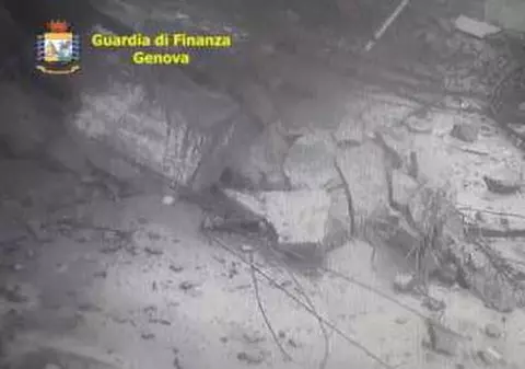 VIDEO / Imagini nemaivăzute cu momentul în care podul din Genova se prăbușește