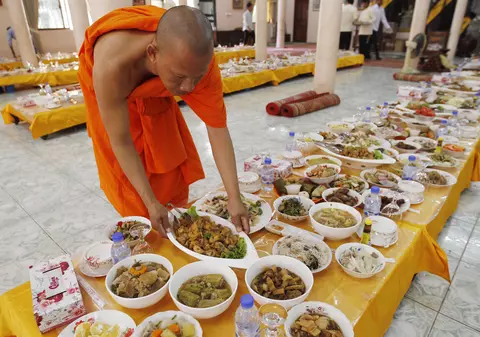 Autoritățile din Thailanda roagă oamenii să ofere mâncare mai sănătoasă călugărilor budiști, pentru că aceștia au devenit obezi