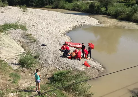 FOTO: Băiat de 13 ani din Neamț, înecat în râul Bistrița în timp ce se afla la scăldat