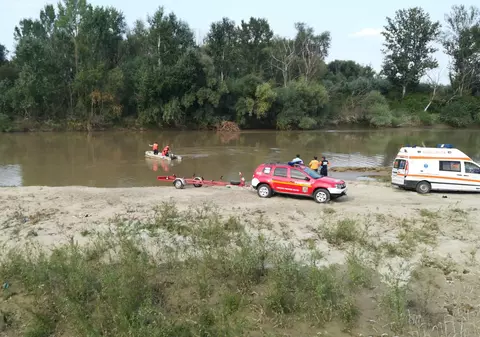 Copilul dispărut în râul Siret, lângă Roman, a fost găsit înecat. Mama sa este cea care l-a văzut plutind pe apă
