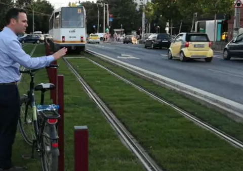 FOTO | Robert Negoiță a postat pe Facebook o fotografie în care apare o mașină cu un mesaj anti-PSD