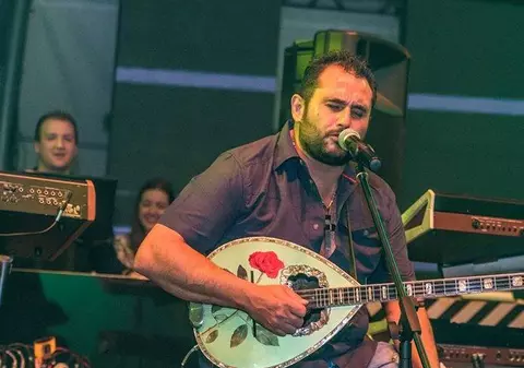 VIDEO /Nikolaos Papadopoulos a tradus în greacă piese românești celebre. Cântă melodiile de la Holograf la bouzouki!