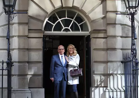 Miliardarul Rupert Murdoch și-a scos soția tinerică la plajă. Se vede clar diferența dintre ei | FOTO