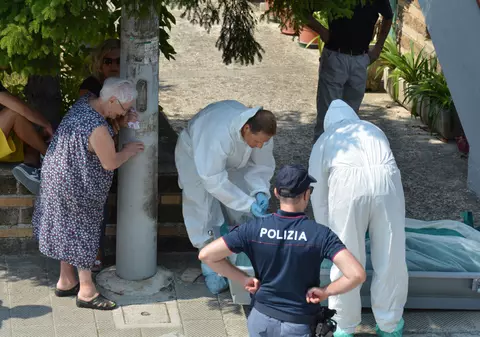 O româncă a fost găsită moartă în Italia, în locuința bătrânei pe care o îngrijea. Femeia urma să se întoarcă în țară peste două zile