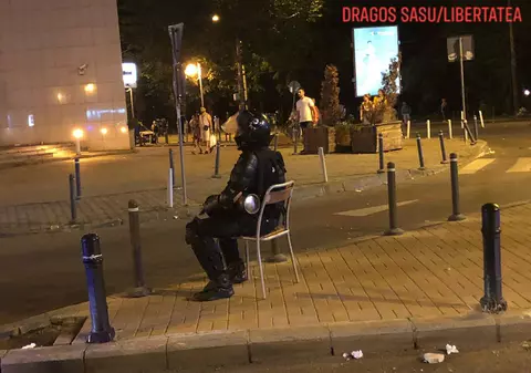 „Jandarmul pe scaun”, fotografia reporterului Libertatea, virală pe internet. Cele mai tari imagini care circulă pe Facebook