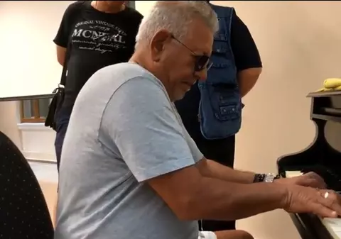 Ovidiu Lipan Țăndărică a interpretat o melodie la pianul Muzeului de Istorie Suceava. A surprins pe toată lumea | VIDEO