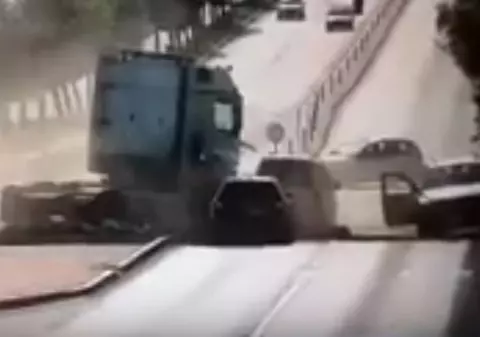 Patru mașini, spulberate de un camion într-un accident în Suceava. Trei persoane, printre care un copil, au ajuns la spital / VIDEO