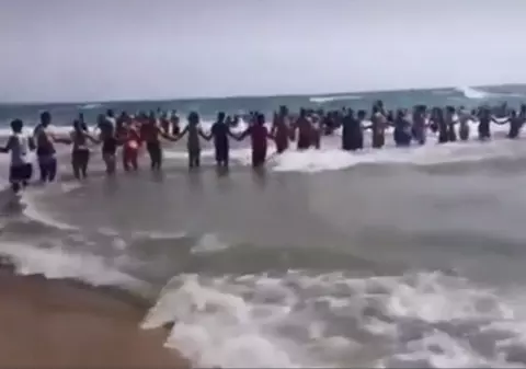 VIDEO | Zeci de oameni au format două lanțuri umane pentru a salva mai multe persoane prinse în valurile unui lac din SUA