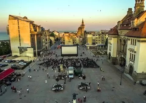 Filme în aer liber și flamenco în Piața Ovidiu din Constanța