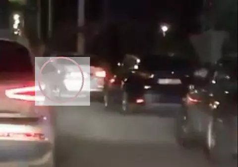 VIDEO / Un tânăr din Timiș a creat panică printre oamenii care se plimbau. A scos pe geamul mașinii o pușcă de airsoft și a mimat că-i împușcă